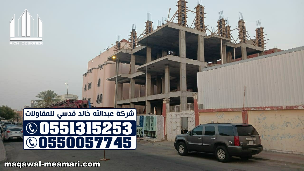 موقع بناء في جدة مع فريق عمل يقوم بتجهيز الأساسات لمشروع بناء حديث بمواصفات عالمية.