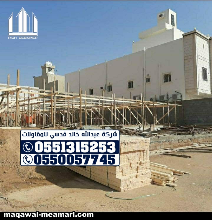 مهندس موقع من شركة مقاولات في جدة يراجع المخططات الإنشائية.