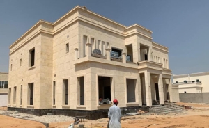 فريق عمل متخصص من شركة مقاولات مصنفة يعمل في موقع بناء بجدة.