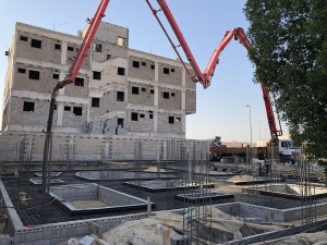 تصميم هندسي لمبنى تجاري تنفذه شركة مقاولات معتمدة في جدة.