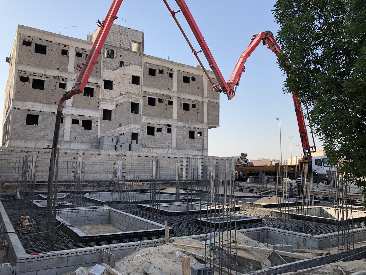 تصميم هندسي لمبنى تجاري تنفذه شركة مقاولات معتمدة في جدة.