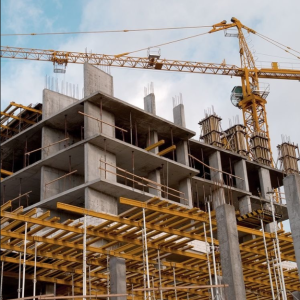 مهندس موقع من شركة مقاولات في جدة يراجع المخططات الإنشائية.